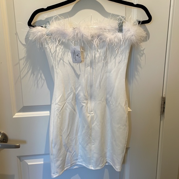 White feather dress. - Picture 2 of 3